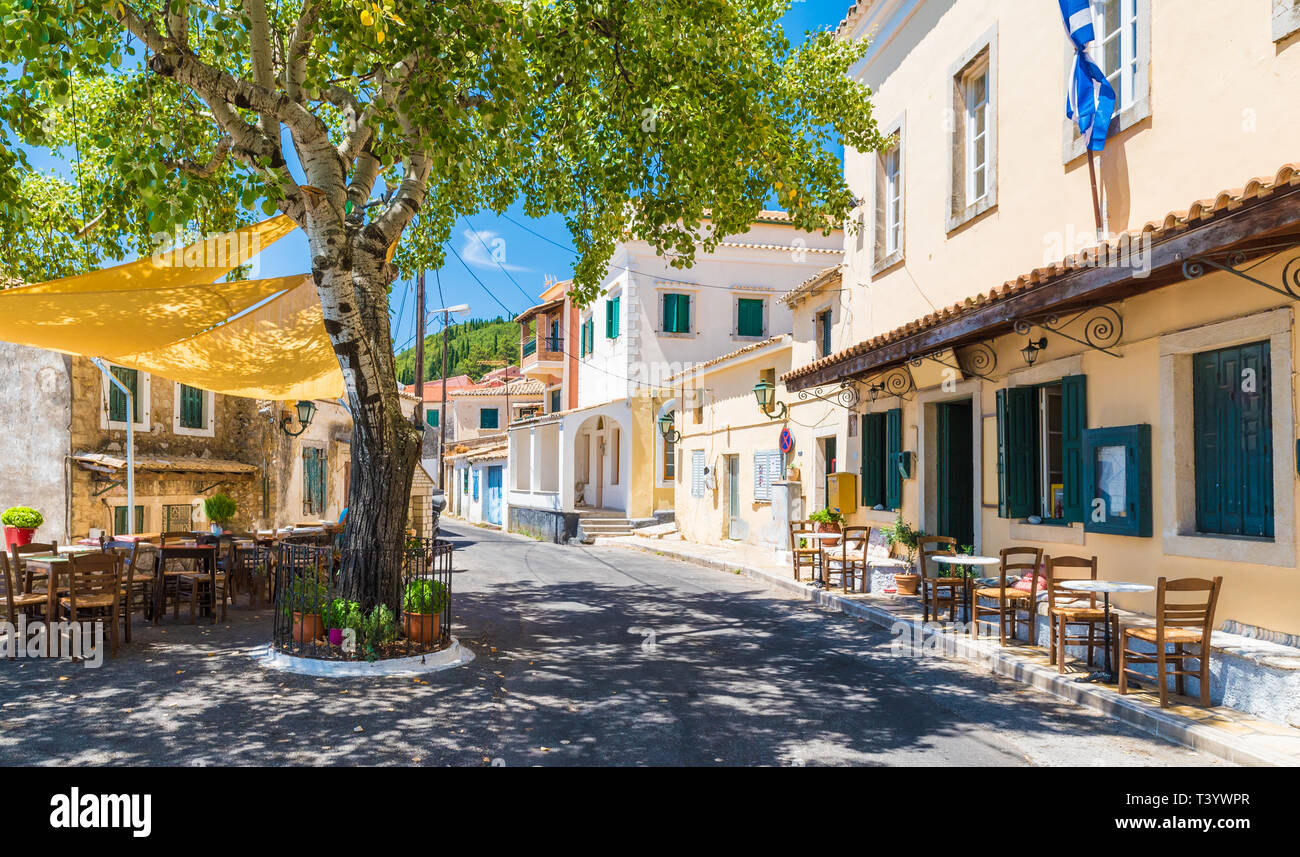 La piazza centrale di Lakones villaggio nei pressi di Paleokastritsa, l'isola di Corfù, Grecia Foto Stock