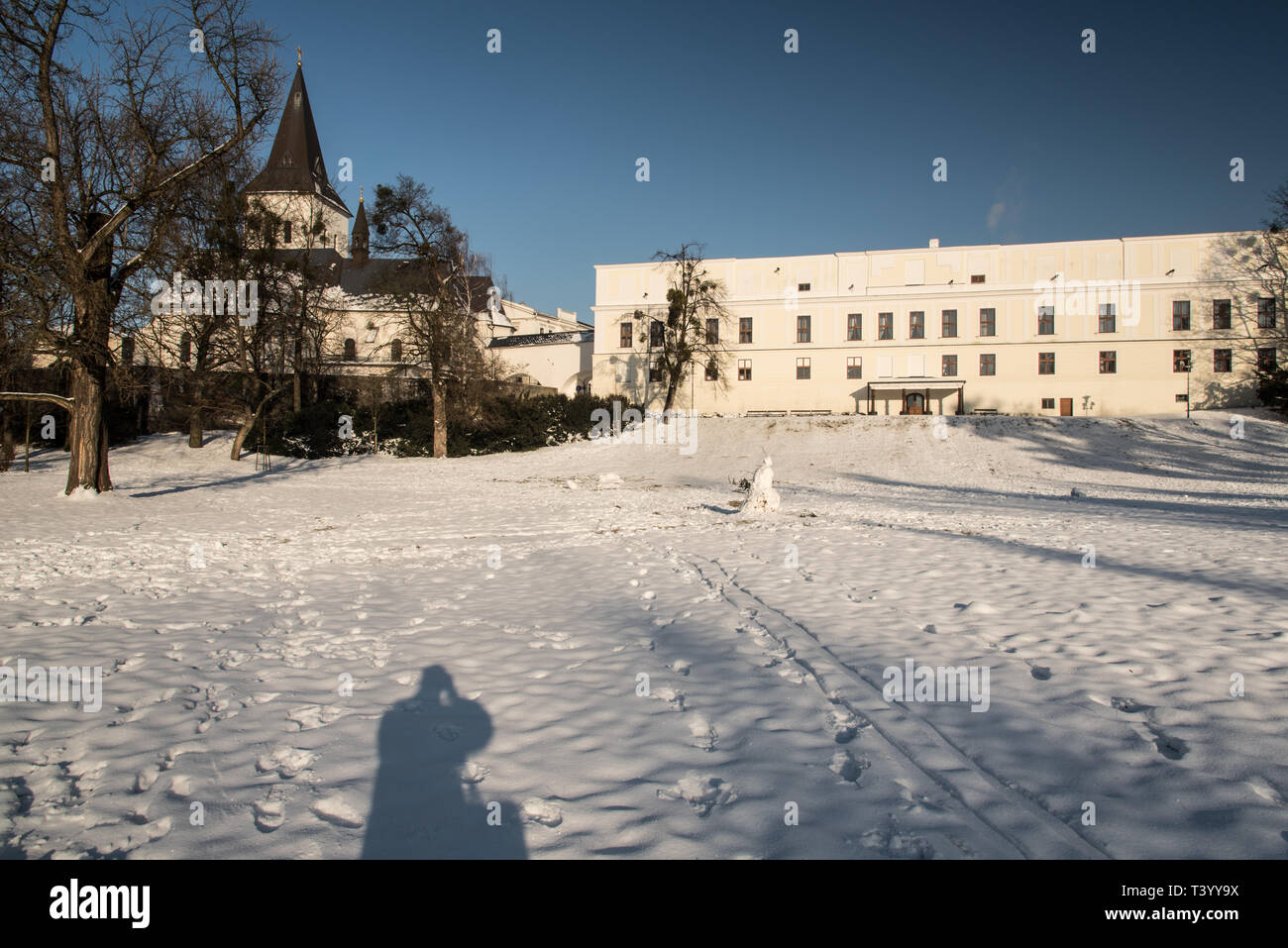 Zamek Frystat chateau e Povyseni Kostel sv. Chiesa Krize a Karvina città in Repubblica Ceca durante la bellissima giornata invernale con cielo chiaro Foto Stock