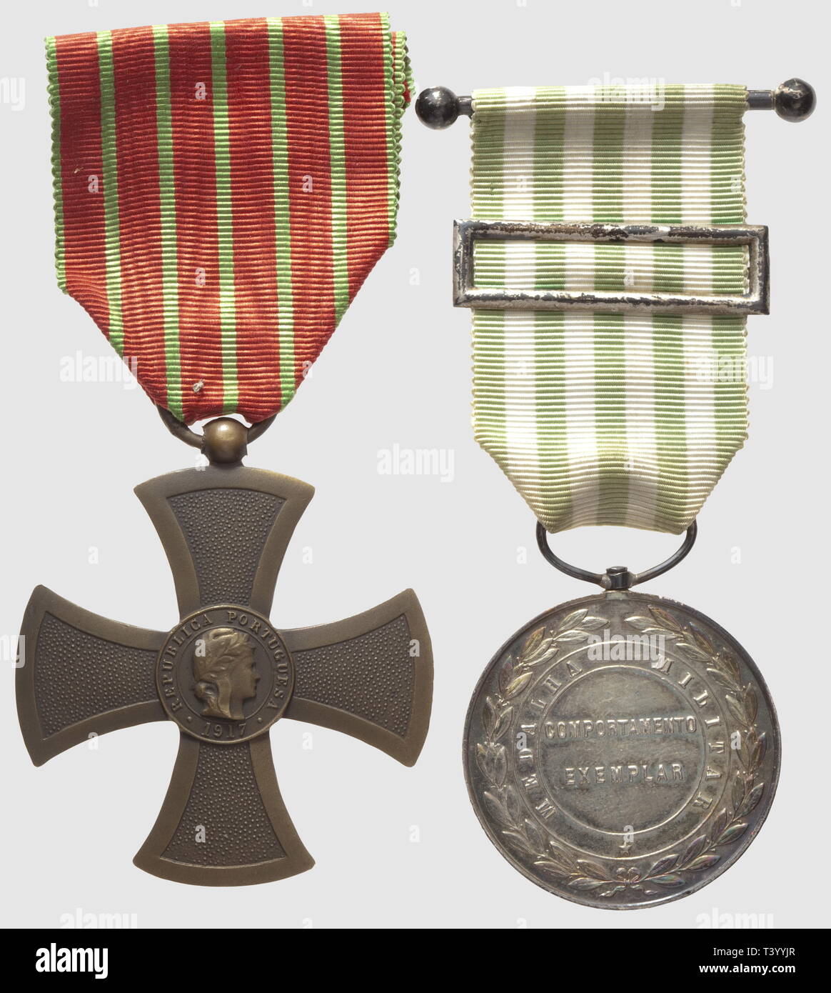 Médaille militaire, 1910, en argent. Sul giunto une Croix de guerre 1917, Additional-Rights-Clearance-Info-Not-Available Foto Stock