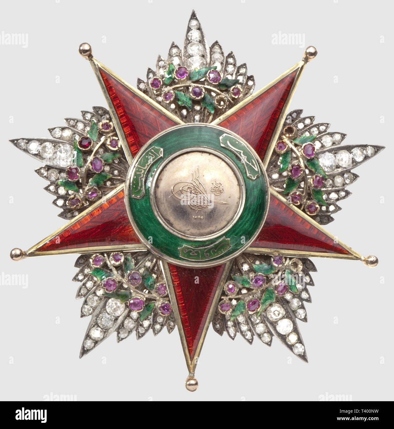 Ordre du Nicham Chefakat, placca de 1ère Classe en o, ornée de brillants et de rubis, étoile d'or, épingle o avec poincon "ET" (manquent 3 rubis), diamètre 84mm. Créé par le Sultan Abd-Ul-Hamid II en 1878 afin de récompenser les femmes turques et etrangères qui se distinguaient dans les organisations de bienfaisance et de charité. Il disparut avec l'impero ottomano en 1921. Cet Ordre avait 3 classi, Additional-Rights-Clearance-Info-Not-Available Foto Stock