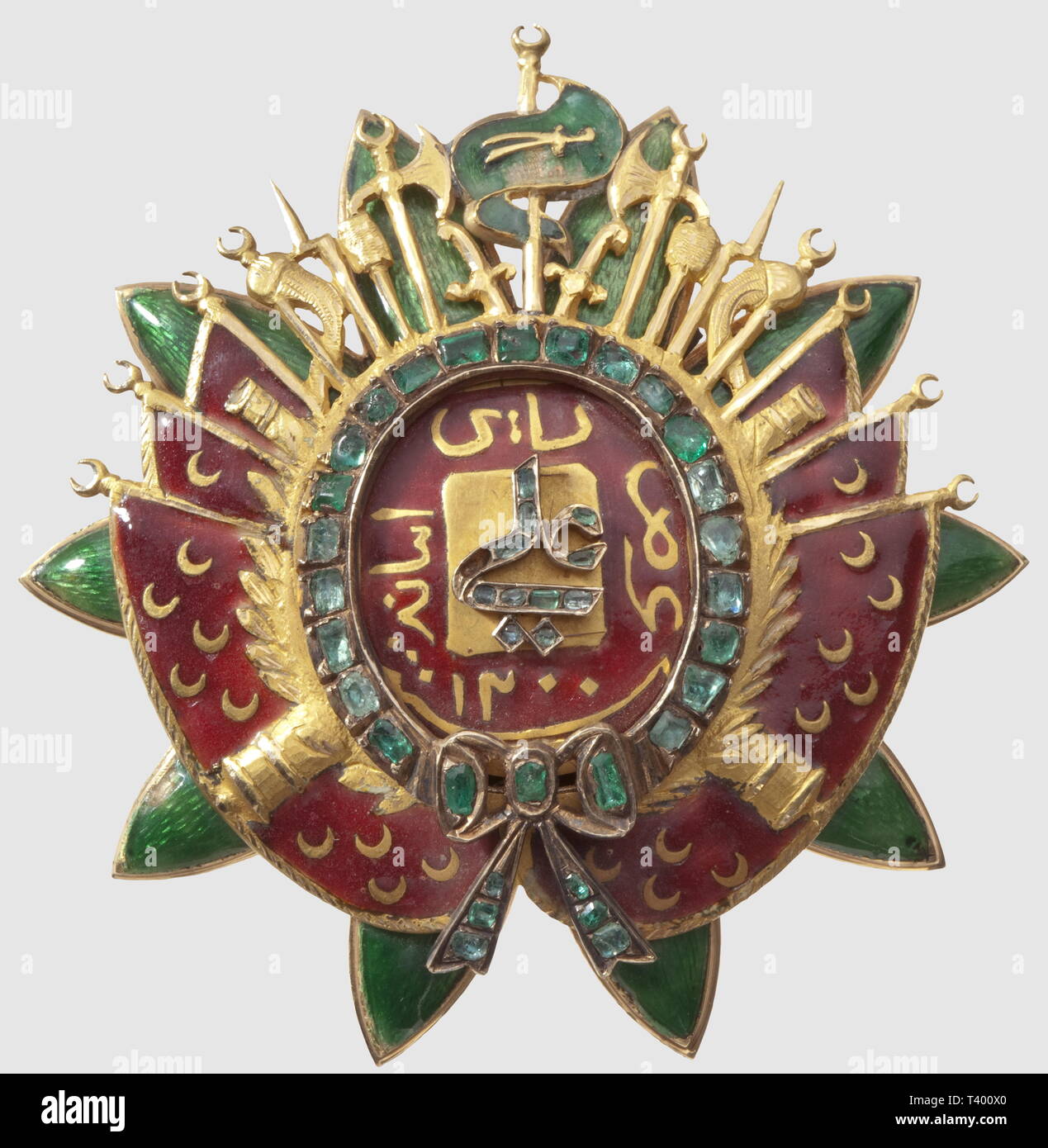 Ordre du Nishan al-trascorso al-Aman et el Mourrassa, (Ordre du Pacte Fondamental). Ensemble de grand croix, de la période de "Ali Pacha Bey' 1882-1902, placca en o, diamètre 75mm (2 petits éclats au vert), bijou, diamètre 80mm. Les deux pièces sont ornées d'émeraudes, et de brillants (manque une Pierre sur le monogramme de la placca), poincon au dos, écharpe, dans figlio superbe coffret de velluti rouge. Institué le 16 janvier 1860 par le Bey Mohamed Es Sadok en l'honneur du Pacte de 1857, pour honorer les très hautes personnalités de l'Etat Tunisien e, Additional-Rights-Clearance-Info-Not-Available Foto Stock