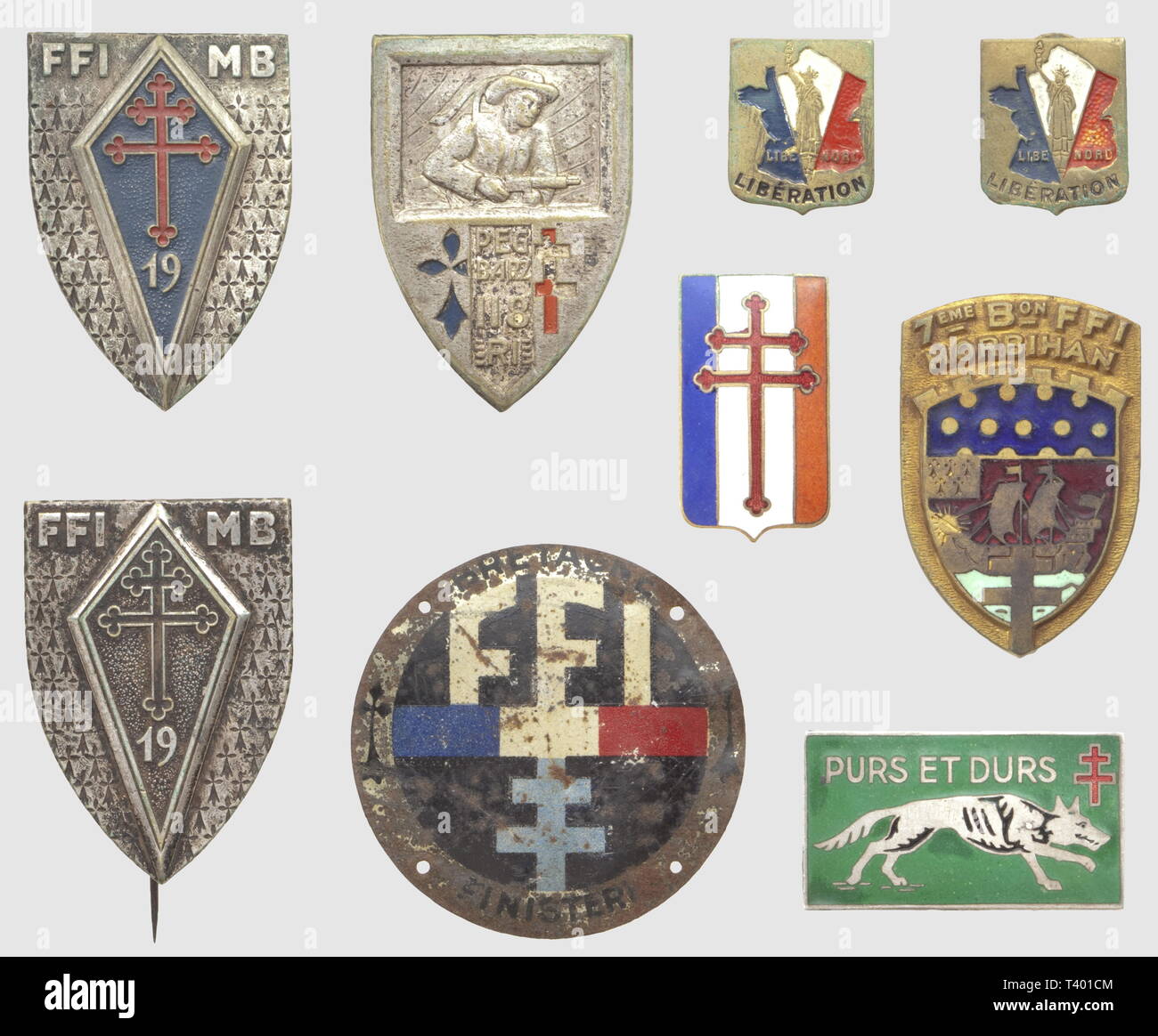 La resistenza delle forze ET FRANCAISES LIBRES, Lot de neuf insignes métalliques, comprenant l'insigne du 7ème battaglione FFI du Morbihan émaillé (AB poincon sur boléro), l'insigne peint sur métal pesanti de la 19ème divisione d'Infanterie FFI du Morbihan (dos lisse, SNF), l'insigne peint du 1er modèle du 118ème RI de la 19ème DI ("Peg Barz', il dottor Bér. & Déposé, éclats de peinture, Onu anneau manquant), l'insigne des FFI du Finistère en métal léger peint (emboutissage de conserverie réalisé par la Société métallurgique de Douarnenez, modèle à 4 trous à coudre, Additional-Rights-Clearance-Info-Not-Available Foto Stock
