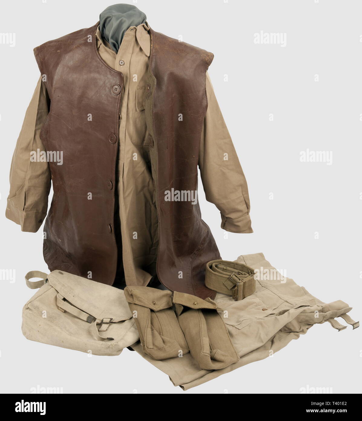 ARMEES ALLIEES 1939-1945, lotto britannique, comprenant onu Jerkin in pelle en Cuir doublé de drap (usure, restauré, reteint) marqué à l'intérieur 'Pascoe C. scudi.','ensemble onu chemise et breve 'tropical' (pointe WD et "H & Co Ltd 1' sur le col, 1 bouton cassé, breve avec étiquette illisible, usure, fermagli) et de l'équipement en web (2 pouchs bien datés 2ème GM, ceinturon marqué 'Normal' et musette datée 1940 délavée), Editorial-Use-solo Foto Stock