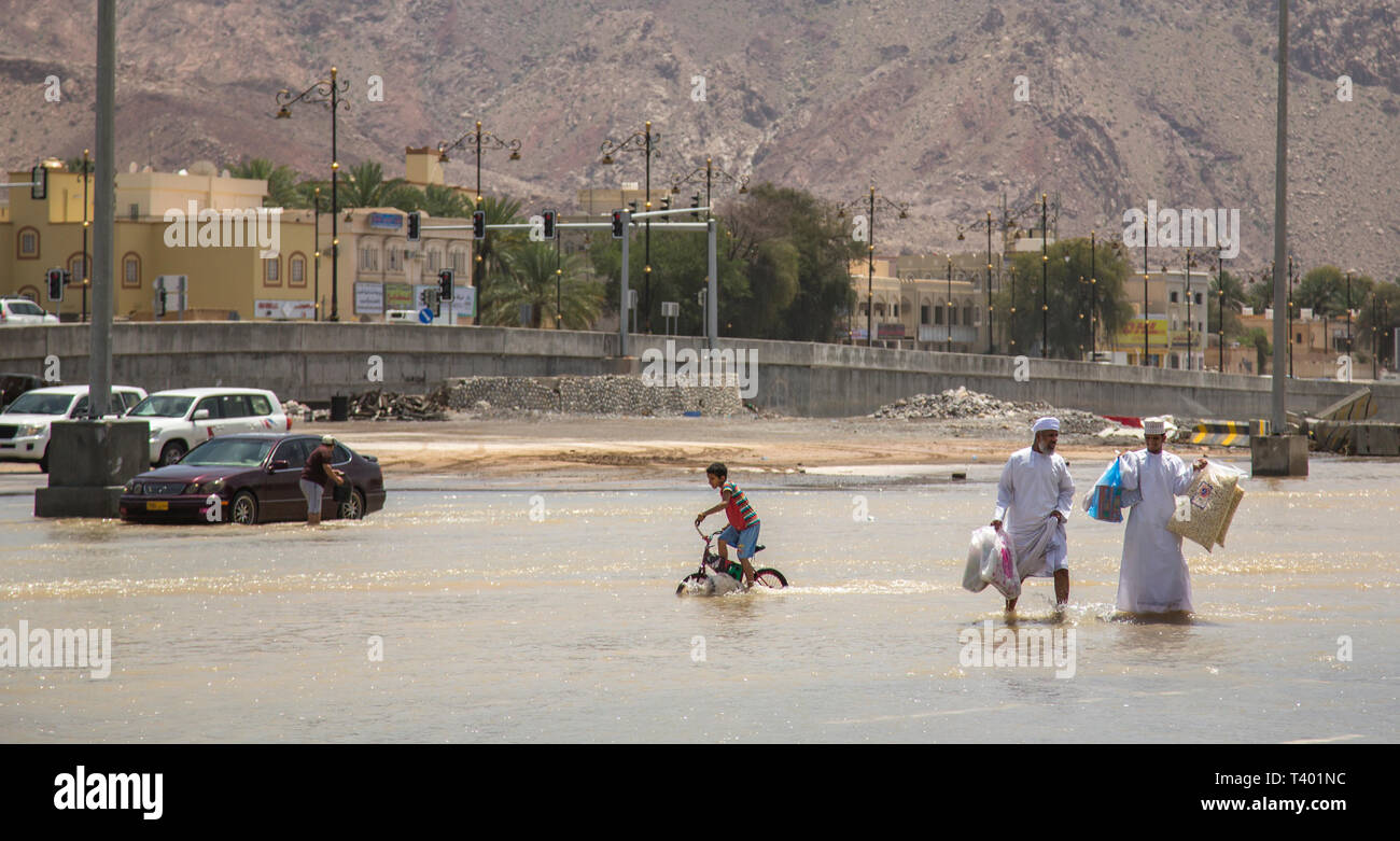 Nizwa, Oman, 9 Aprile 2016: la vita va avanti come al solito in allagato Nizwa Foto Stock