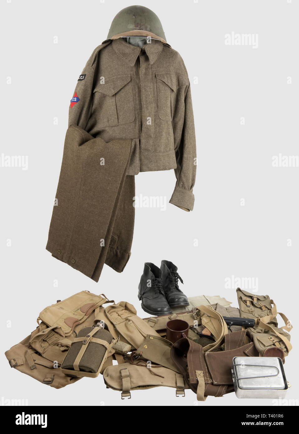 ARMEES ALLIEES 1939-1945, ensemble pour un soldat ou onu officier canadien, Casque MKIII muni de sa jugulaire toile, blouson et pantalon datés BD 1943, deux camiciole, paire de brodequins cuir grenelé noir marqués '42', paire de guêtrons datés web 44, cravate laine, ceinture de pantalon, porte-carte d'Officier (plus 2 cartes d'EM plages D-Day après-guerre), paire de sacchetti, paire d'aiguillettes (bretelle attachment) web et couvre-culasse Enfield datés 43, ceinturon, havresac (iscrizioni postérieures) et paire de bretelles 'en L' (datées 43) web Mle 37, paire de bretelles X-S, Editorial-Use-solo Foto Stock