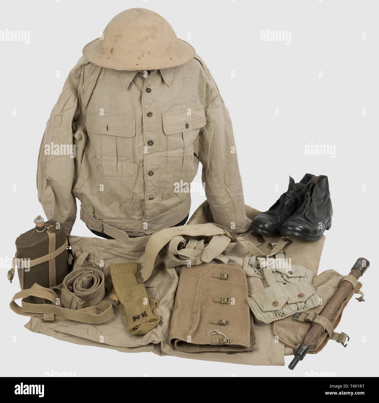 ARMEES ALLIEES 1939-1945, Soldat 8a Armata britannique, Casque sud-africain sable bien marqué "Jager Rand 1942', blouson-chemise tipo daté aertex 1943, breve tropical 'GMN 1943' (pièces métalliques légèrement oxydées, tracce sur le tissu, boucles de fermeture manquantes), leggins montants en web datés 1943, paire de chaussettes non datées, brodequins réglementaires de cuir noir "Chiesa & Co 1941 6 L', sous la semelle '6 L IX', web ceinturon non daté (recousu), bretelles de sospensione (X et L cinghie, parfois matriculées) et paire de cartouchières à, Additional-Rights-Clearance-Info-Not-Available Foto Stock