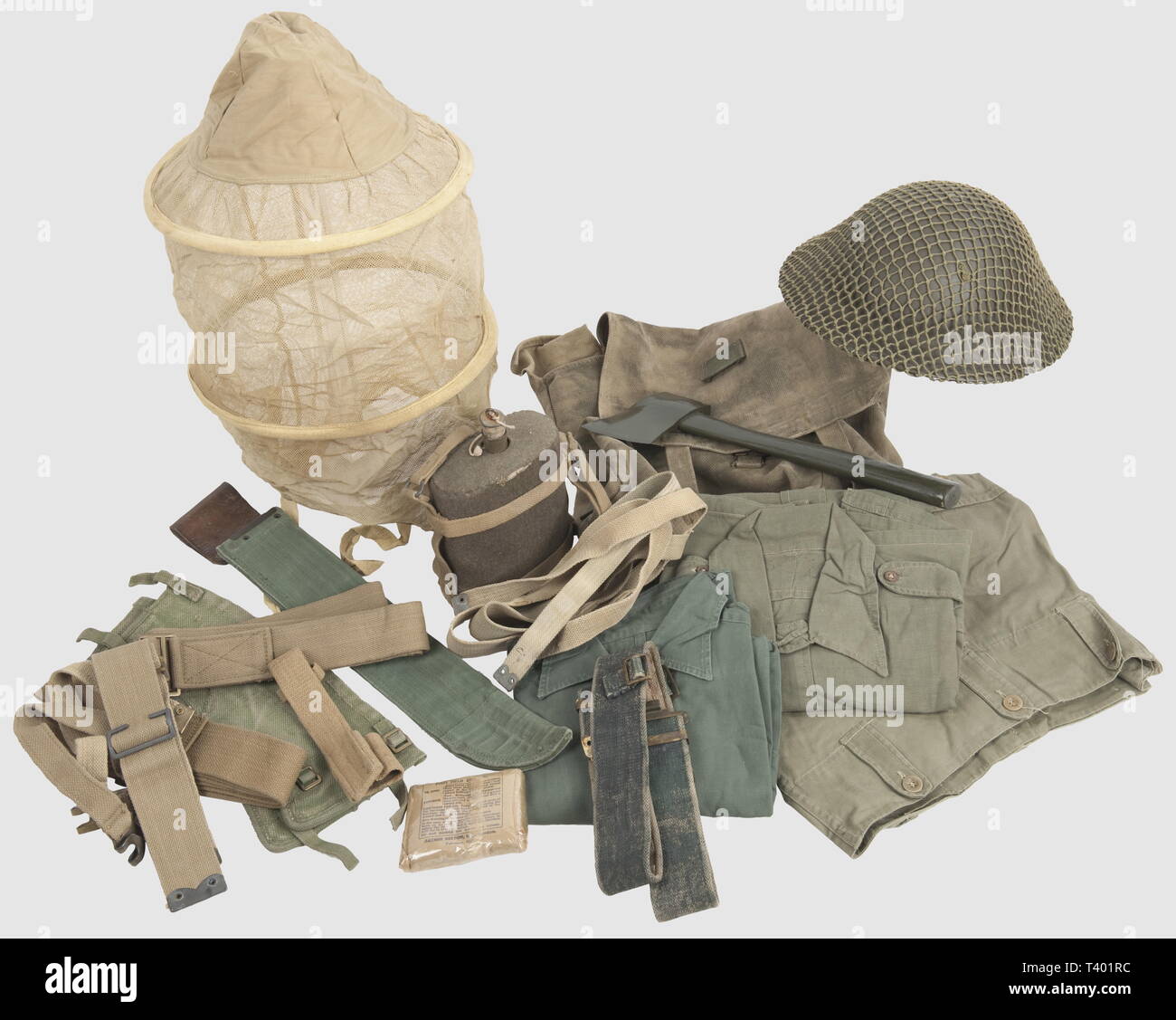 ARMEES ALLIEES 1939-1945, Tommy de la campagne de Birmanie, Chapeau de brousse en feutre (marquages sans doute postérieurs), casque avec filet et jugulaire, veste saharienne aertex datée 44 avec sa ceinture, chemise aertex, pantalon toile (australien? Etiquette disparue), couvre-casque/moustiquaire daté 43, paire de guêtrons, ceinturon et paires de bretelles X- et L-fascette (43-44) web Mle 37, grand sac à dos daté web 41 (ajouts de passants), porte-baionnette web, pansement sous emballage daté 43, paire de grandes sangles porte-brancards datée web, Additional-Rights-Clearance-Info-Not-Available Foto Stock