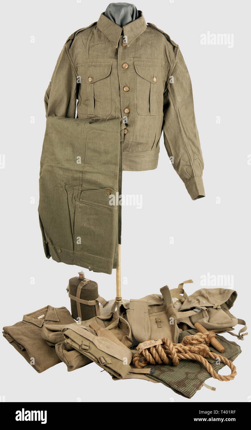 ARMEES ALLIEES 1939-1945, Royal Marines Commando, Blouson BD daté Denim 40, pantalon assorti après-guerre, chemise flanelle, écharpe/filet de camouflage bariolée, Bonnet de laine, paire de guêtrons datés web 41, ceinturon et paire de bretelles X-fascette Mle web 37, couvre-culasse fusil en toile daté 44, paire de sacche datés 41 et 42, bidon et sangles Mle 37, togle-corda avec étiquette de stock marquée RM, bouée-ceinture datée 44, rare paire de sacche web circulaires pour mitrailleuse K-Gun avec sangles et datés 44, Additional-Rights-Clearance-Info-Not-Available Foto Stock