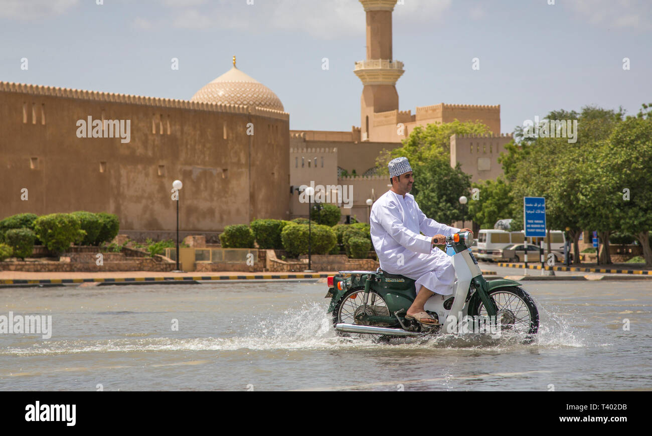 Nizwa, Oman, 9 Aprile 2016: la vita va avanti come al solito in allagato Nizwa Foto Stock