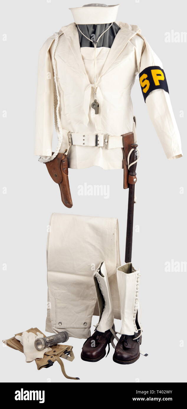 ARMEES ALLIEES 1939-1945, Ensemble de marin de l'US Navy, Bob, jumper et pantalon (ponticello daté 43) en Toile blanche, paire de gants en coton, brassard 'SP' (légèrement mité), pansement en boîte métal avec étui en toile grise blanchie, lampe-torche en plastique gris bien marquée 'USN', ceinturon M-36 de parade blanc, custodia cuir fauviste pour Colt 45 (et la riproduzione, en plastique, du pistolet, ainsi que de la dragonne), sifflet en plastique kaki daté d'après-guerre, passant de ceinturon en Toile blanche pour de l'équipement, pochette blanche pour d, Additional-Rights-Clearance-Info-Not-Available Foto Stock