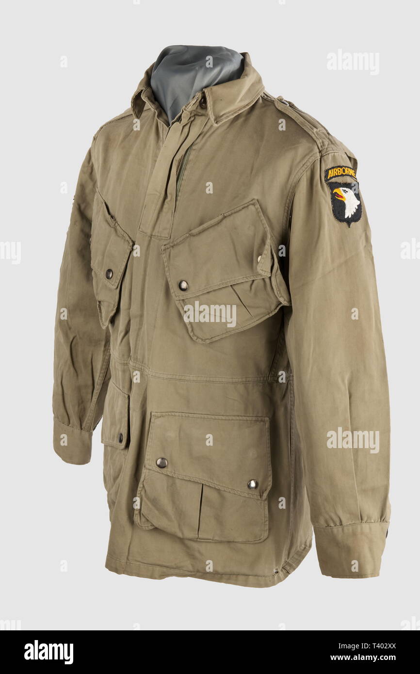 ARMEES ALLIEES 1939-1945, Ensemble de parachutiste noi, Casquette Beanie en laine, veste parachutiste M-42 comportant l'insigne de la 101ème Airborne et le 'Arm-Flag' (marquée 'H-317-H', ceinture et étiquette manquantes, fermeture à glissière 'Rown'), copie de pantalon, foulard en parachute noi daté 45, paire de bottes hollandaises après-guerre, ceinture datée 43, ceinturon M-36 à boucleterie laiton, musette M-36 datée 43, custodia de groppa ".30 cal. la piegatura carabina M-1 A-1' en tela od-7 daté 44, Onu porte-chargeurs pour M-1 daté 43, pansement sou, Additional-Rights-Clearance-Info-Not-Available Foto Stock