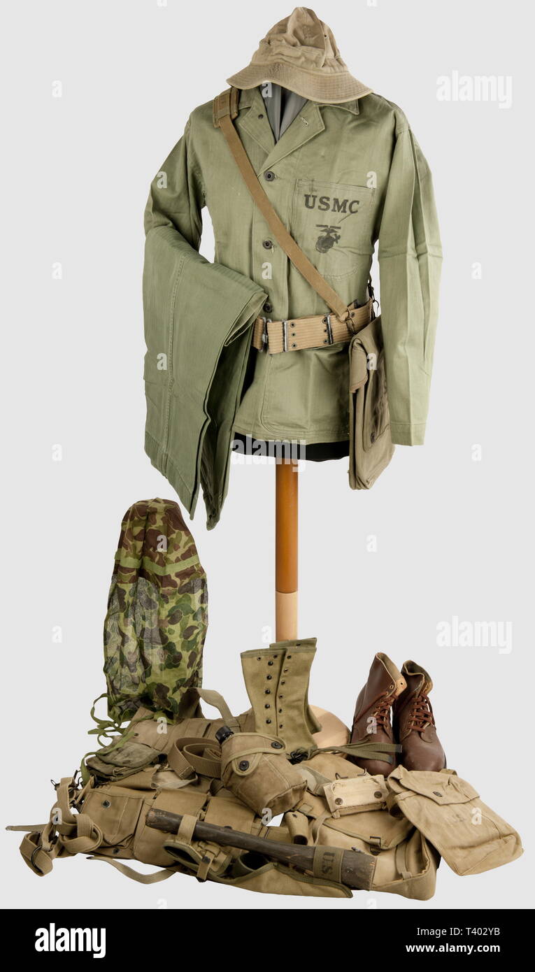 ARMEES ALLIEES 1939-1945, Officier US Marine Corps, Couvre-casque/moustiquaire camouflé, chapeau HBT esercito, veste et pantalon HBT USMC M-41, ceinturon M-36 daté 43 (?), bretelles de sospensione USMC M-41, paire de jumelles M-3 datées 42 avec étui cuir (sangle non conforme) et filtri dans étui daté 44, cartouchière FM Bar datée 42, porte-cartes bien marqué USMC à l'intérieur daté 44 (marquage 'noi' postérieur rajouté à l'extérieur), paire de leggins datées 44, étui à pansement giungla di tipo M-2 marqué 'Boyt. 44', ceinture d'Officier datée 44, panseme, Additional-Rights-Clearance-Info-Not-Available Foto Stock