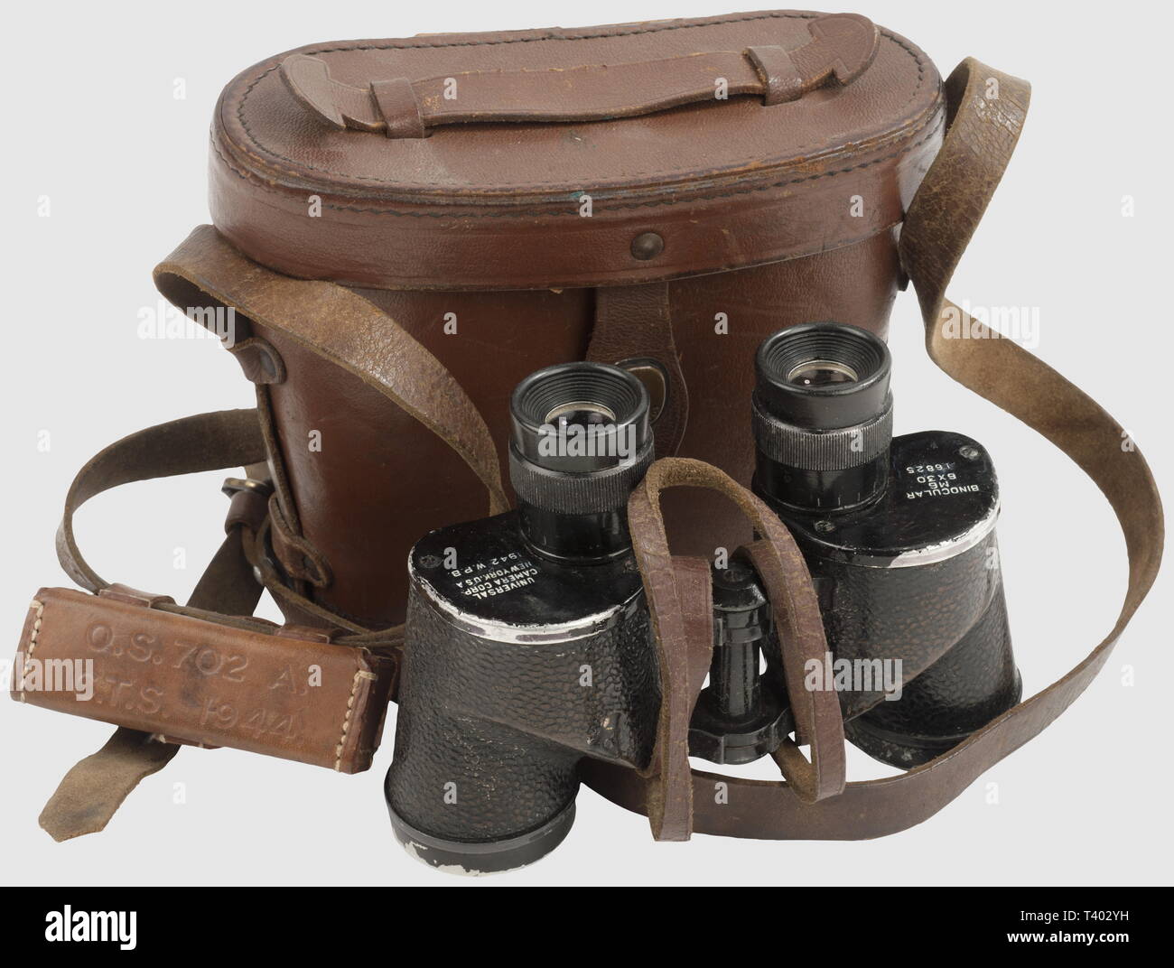 ARMEES ALLIEES 1939-1945, Officier US Marine Corps, Couvre-casque/moustiquaire camouflé, chapeau HBT esercito, veste et pantalon HBT USMC M-41, ceinturon M-36 daté 43 (?), bretelles de sospensione USMC M-41, paire de jumelles M-3 datées 42 avec étui cuir (sangle non conforme) et filtri dans étui daté 44, cartouchière FM Bar datée 42, porte-cartes bien marqué USMC à l'intérieur daté 44 (marquage 'noi' postérieur rajouté à l'extérieur), paire de leggins datées 44, étui à pansement giungla di tipo M-2 marqué 'Boyt. 44', ceinture d'Officier datée 44, panseme, Additional-Rights-Clearance-Info-Not-Available Foto Stock