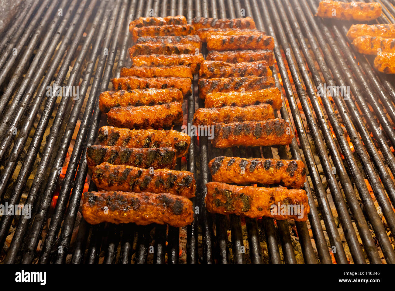 Rotoli di carne (mititei, mici) sulla griglia che è un tradizionale Balcanic (Romeno) piatto Foto Stock