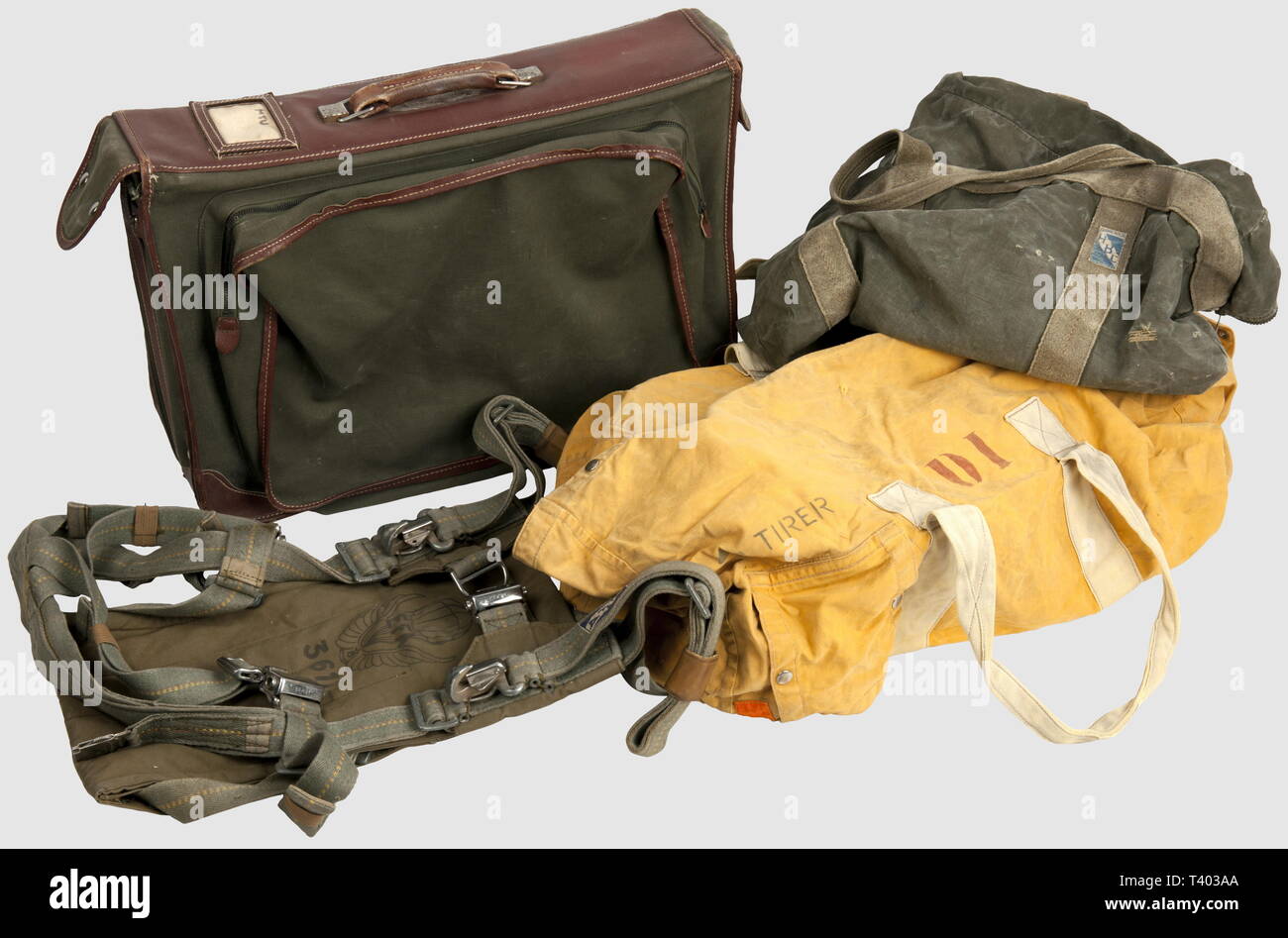 ARMEES ALLIEES 1939-1945, Gilet pare-éclats RAF et masque à ossigeno, Gilet anti-Flak en trois parti, recouvert de toile marron, avec ses attenantes sangles et pressions 'sollevare il dot', partie interna comportant onu petit tampone circulaire illisible rose et les traces de ce qui semble être une 'Broad Arrow", harnais de paracadute francais "EFA 361-1A' (années 1960?), busta de toile jaune pour parachutage d'onu kit de détresse aviation fr. (Années 1950), sac à voilure époque Algérie et valise souple Armée de l'aria. Sul giunto onu masque à ossigeno A.13.AM de Tess. Ulmer (po, Editorial-Use-solo Foto Stock