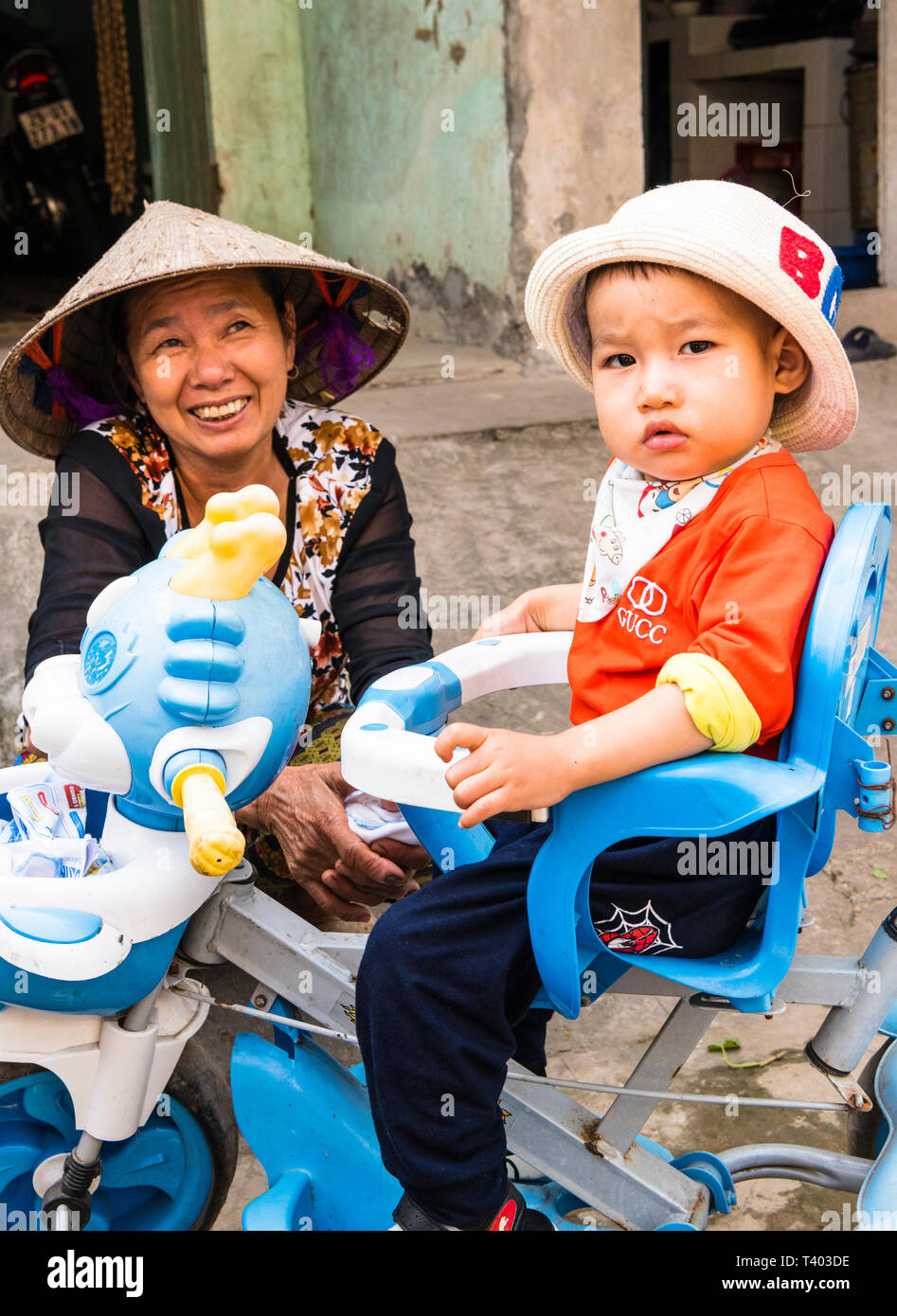 Un bambino con sua nonna, Duong Lam antico villaggio, vicino Hanoi, Vietnam Foto Stock