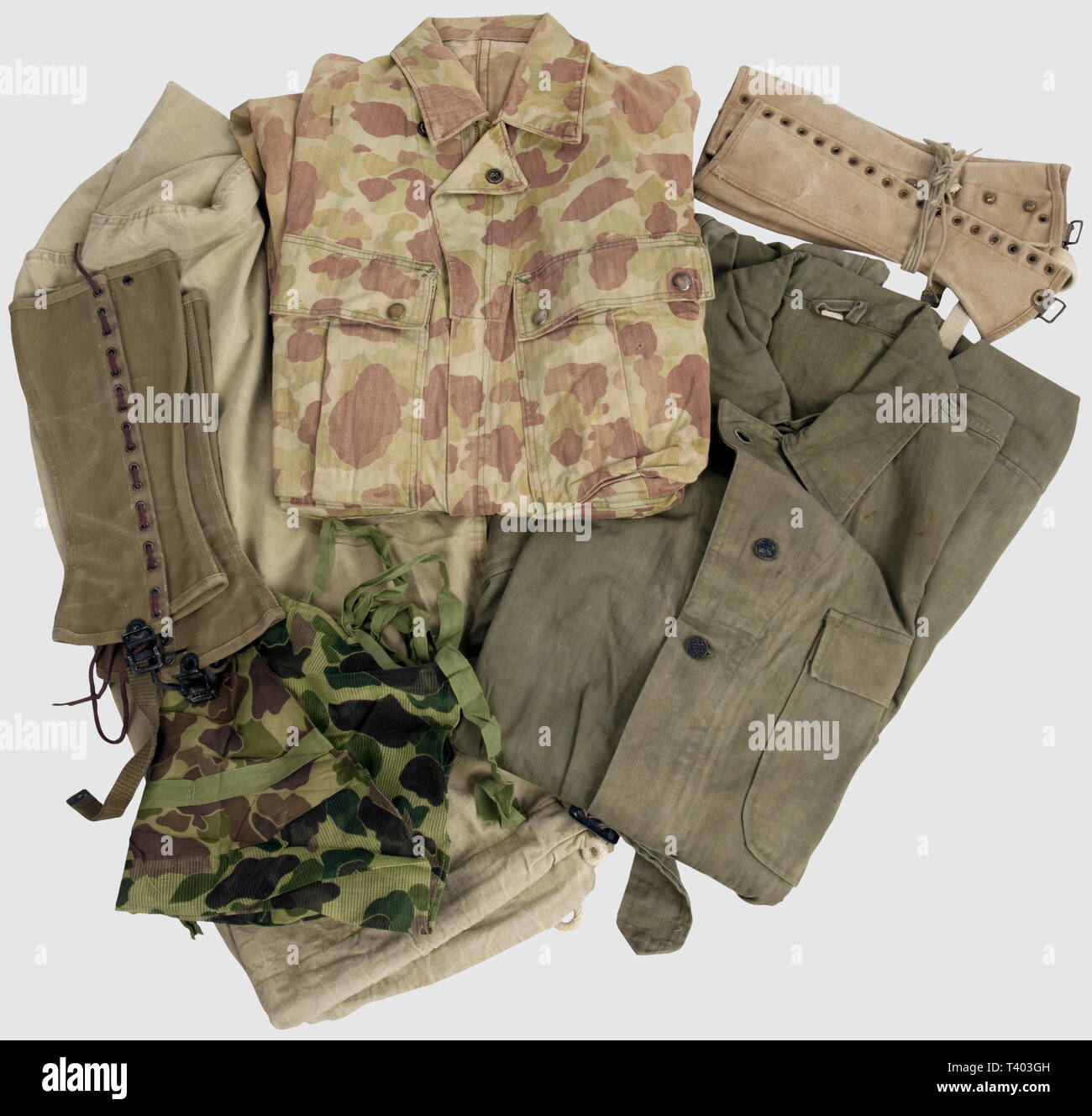 ARMEES ALLIEES 1939-1945, Lot de combinaisons et petit équipement noi, sac à paquetage en toile, combinaison HBT 43 à 3 poches, paire de leggins datés 43, paire de leggins précoces (oeillets et boucles laiton), belle combinaison camouflée 42 (bretelles intérieures absentes), couvre-casque/moustiquaire camouflé, Additional-Rights-Clearance-Info-Not-Available Foto Stock