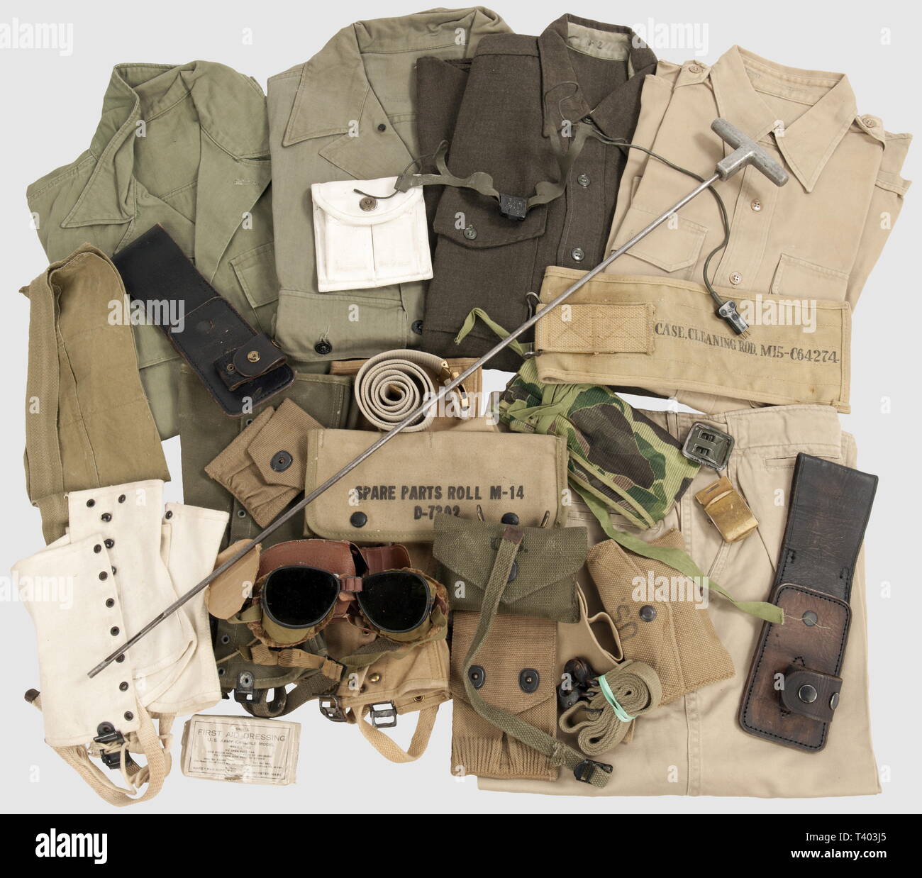 ARMEES ALLIEES 1939-1945, Uniformes et petits équipements noi, veste HBT Navy à boutons mécaniques marquée 'F' Phillips, veste HBT datée 1942 (manches raccourcies), pantalon toile beige " Pantaloni, cotone, kaki' daté des années 1950, chemise assortie datée juste après-guerre (tous deux identiques au Mle 2ème GM), une cravate de même teinte, chemise gris-vert troupe USMC non datée ("15-32'), ceinture beige d'Officier marquée 'WT.H 028735' (sul giunto une boucle supplémentaire ainsi qu'une boucle troupe repeinte), paire de leggins verde militare "2R" datés 43, paire de leggins beig, Editorial-Use-solo Foto Stock