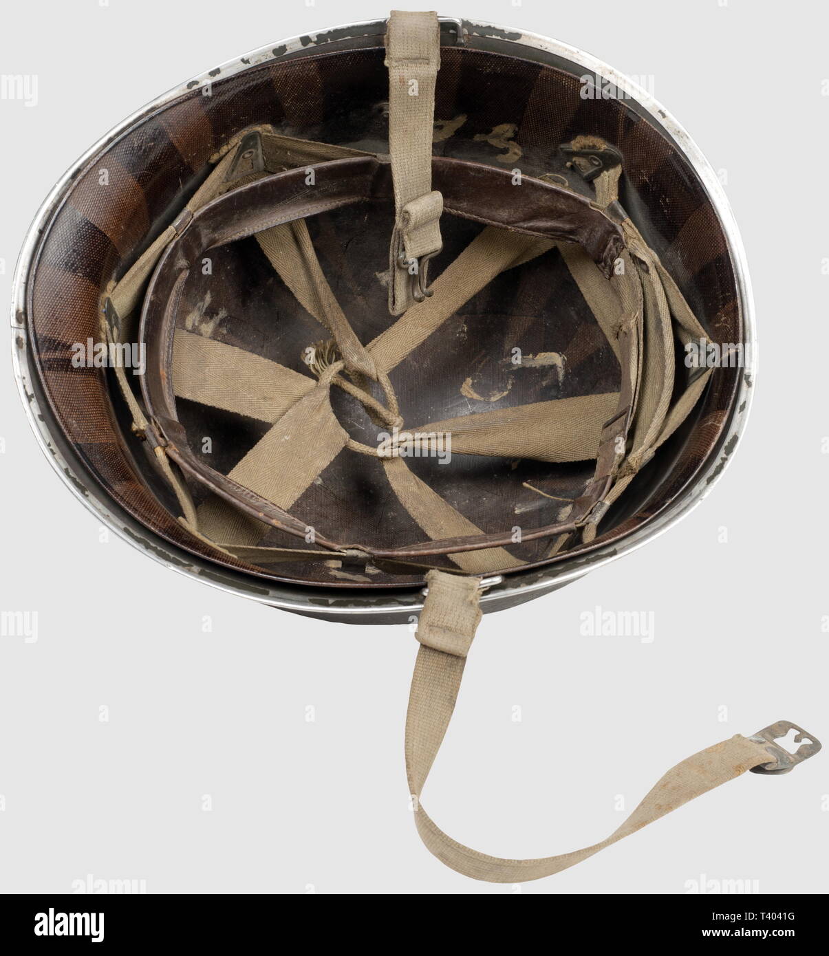 La resistenza delle forze ET FRANCAISES LIBRES, Casque de la 9ème DIC, (Divisione d'Infanterie coloniale), casque US M1 en acier fabriqué avant 1944, peint en verde militare avec ancre encâblée blanche peinte à l'avant (idem sur le léger, 2 ancres semblent se superposer sur le pesanti), jugulaire toile à dégrafage rapide cousue sur des pattes" fix, casque léger "liner" en fibre (jugulaire cuir absente, lettres peintes à l'intérieur). Petits manques et borchie, Additional-Rights-Clearance-Info-Not-Available Foto Stock