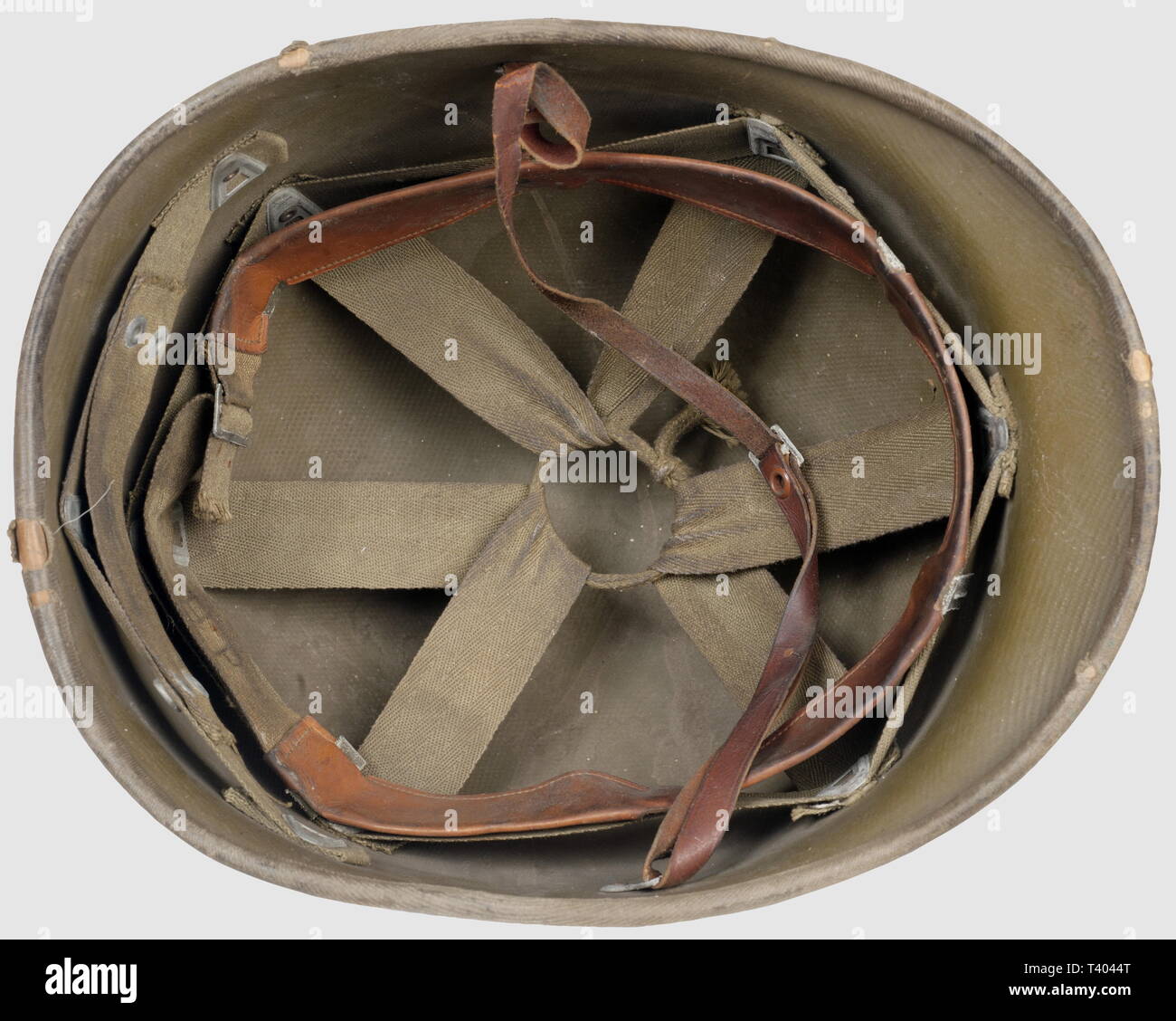 La resistenza delle forze ET FRANCAISES LIBRES, Ensemble d'onu capitaine du 4ème RSM, (Rgt de Spahis Marocains). Casque US M1 en acier fabriqué avant 1944, peint plusieurs fois en verde militare et surchargé, à l'avant, de Marques de grado de capitaine et d'ONU '4' jaune dans un losange rouge sur les côtés (idem pour le liner mais sans chiffre), jugulaire toile à dégrafage rapide cousue sur des pattes" fix, casque léger "liner" premier modèle en fibre recouverte de toile, jugulaire cuir rivetée, initiales 'cv' à l'intérieur, paire de pattes" de collet du 4ème , Additional-Rights-Clearance-Info-Not-Available Foto Stock