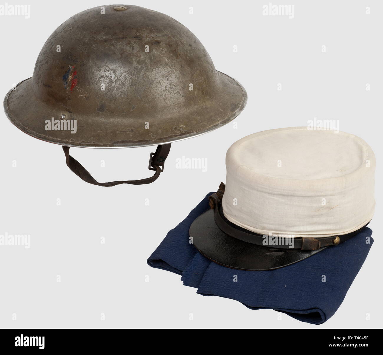 La resistenza delle forze ET FRANCAISES LIBRES, Casque, képi et ceinture  d'onu légionnaire, de la France Libre. Casque Mark II britannique en  peinture d'origine, losanges tricolores peints sur les côtés (l'ONU des