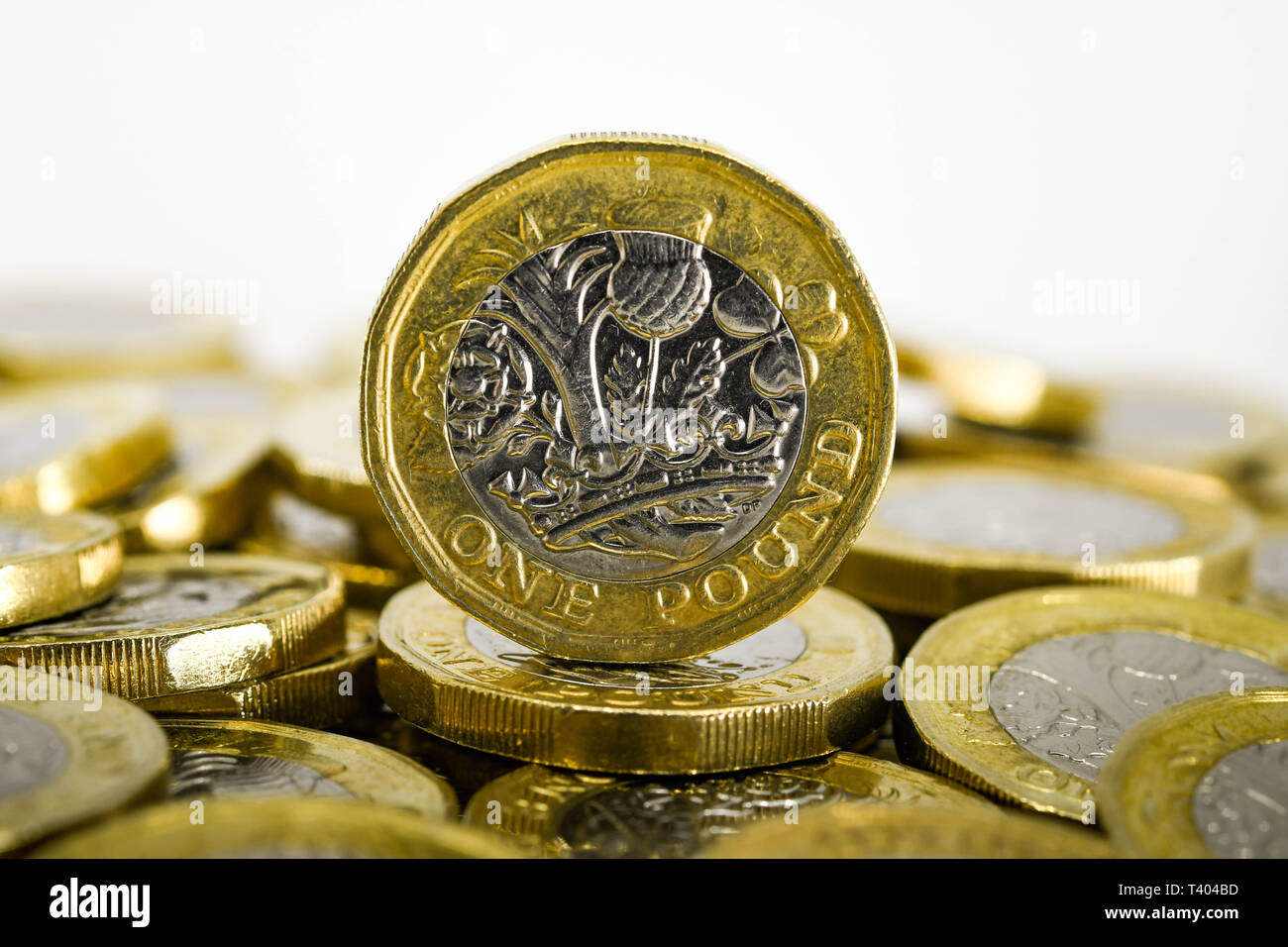 LONDON, Regno Unito - Aprile 2019: Vista ravvicinata della valuta britannica GBP - una libbra di moneta in piedi sul suo bordo Foto Stock