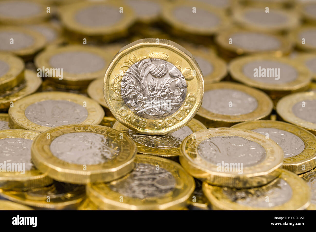 LONDON, Regno Unito - Aprile 2019: Vista ravvicinata della valuta britannica GBP - una libbra di moneta in piedi sul suo bordo Foto Stock