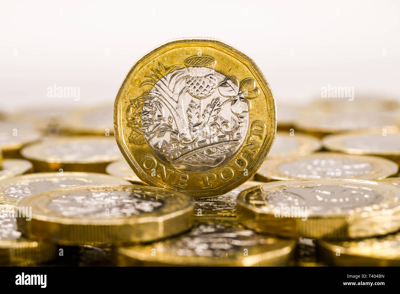 LONDON, Regno Unito - Aprile 2019: Vista ravvicinata della valuta britannica GBP - una libbra di moneta in piedi sul suo bordo Foto Stock
