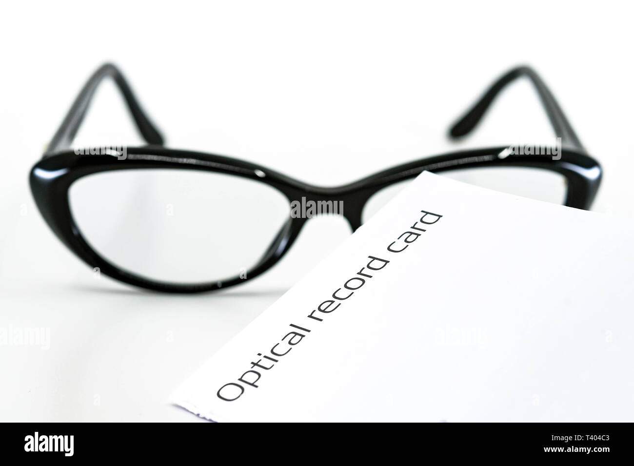 Registrazione ottica card con un paio di occhiali da donna isolata contro uno sfondo bianco Foto Stock