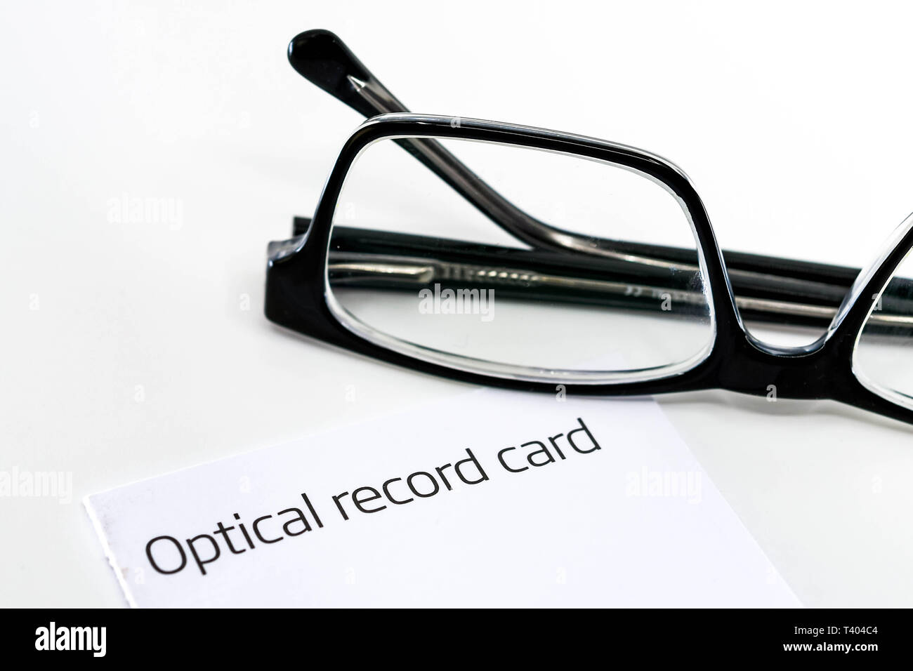 Registrazione ottica card con un paio di occhiali isolata contro uno sfondo bianco Foto Stock