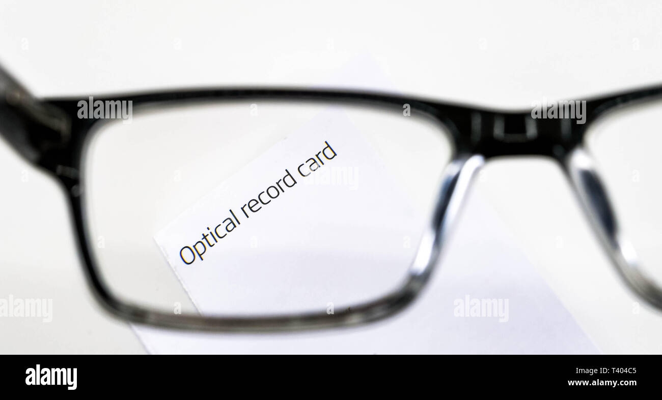 Ottica scheda record visto attraverso un paio di occhiali con lenti per correggere la miopia isolata contro uno sfondo bianco Foto Stock
