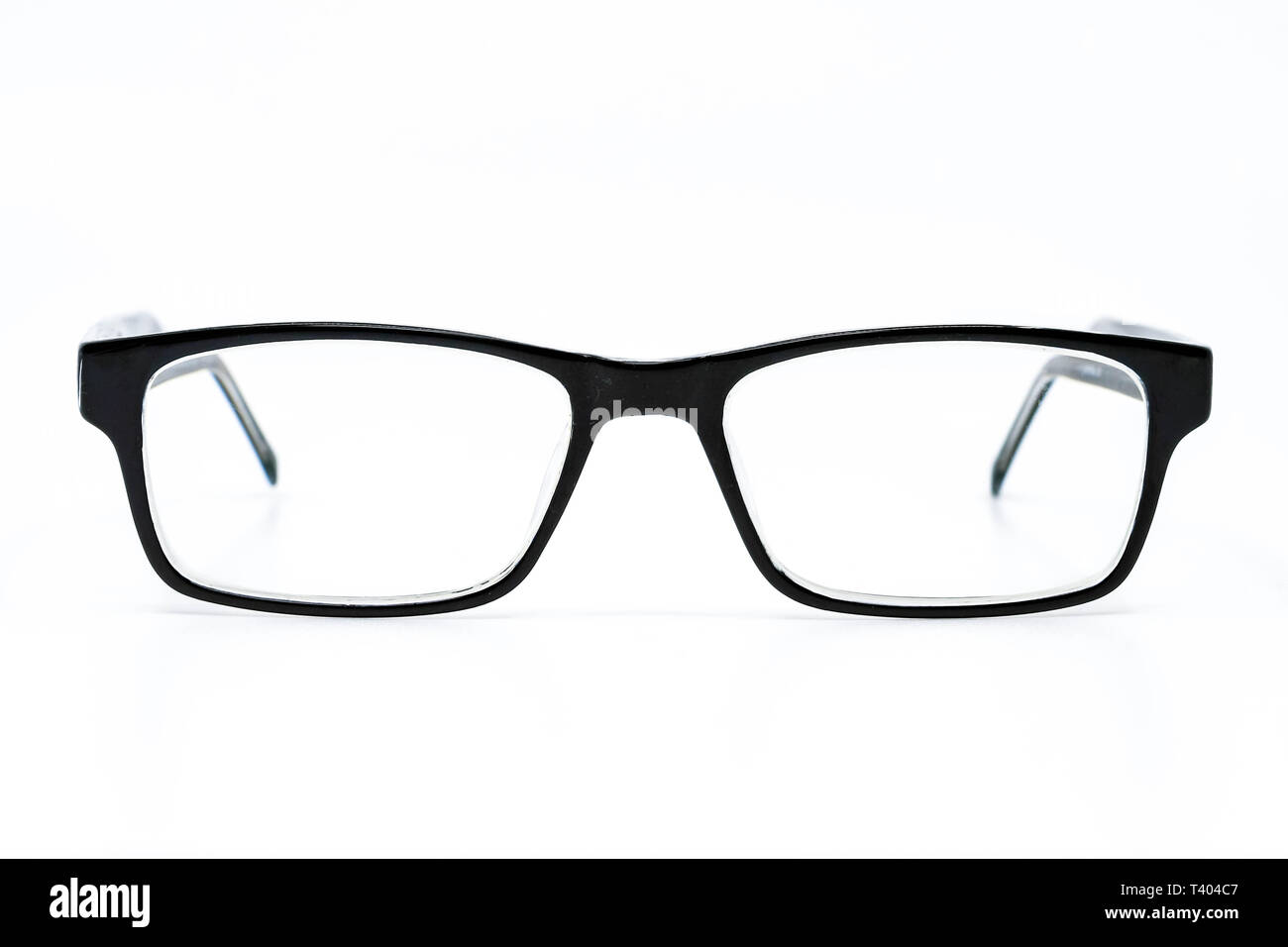 Coppia di nero occhiali con lenti isolata contro uno sfondo bianco Foto Stock