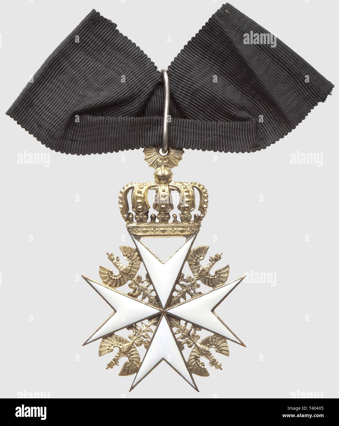 Ordre de Saint Jean de Jérusalem du Bailliage de Brandebourg, commandeur avec couronne en bronze doré, 70 x 48mm, ruban corte. Créé au 14ème siècle, aboli en 1811, rétabli en mai 1812, le 15 octobre 1852, le roi Frédéric-Guillaume IV, élevé à la dignité de Bailli de l'Ordre décide de lui rendre sa primitiva destinazione, c'est à terribili celle d'onu ordre humanitaire, Additional-Rights-Clearance-Info-Not-Available Foto Stock