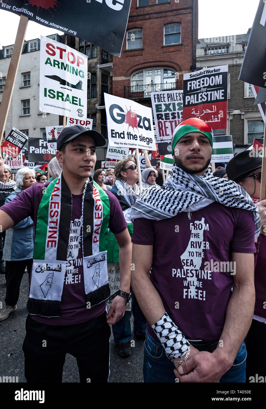 Rally per la Palestina al di fuori dell'Ambasciata israeliana: Esistono,Resist, ritorno. Un appello globale per la solidarietà al primo anniversario dell inizio del grande ritorno a marzo. Foto Stock