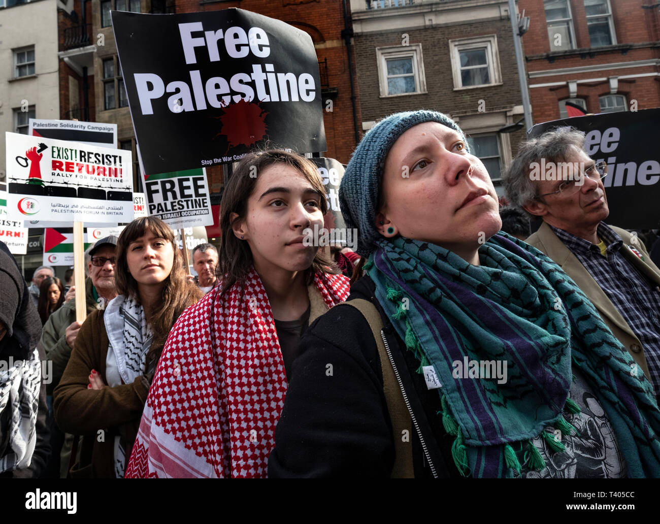 Rally per la Palestina al di fuori dell'Ambasciata israeliana: Esistono,Resist, ritorno. Un appello globale per la solidarietà al primo anniversario dell inizio del grande ritorno a marzo. Foto Stock