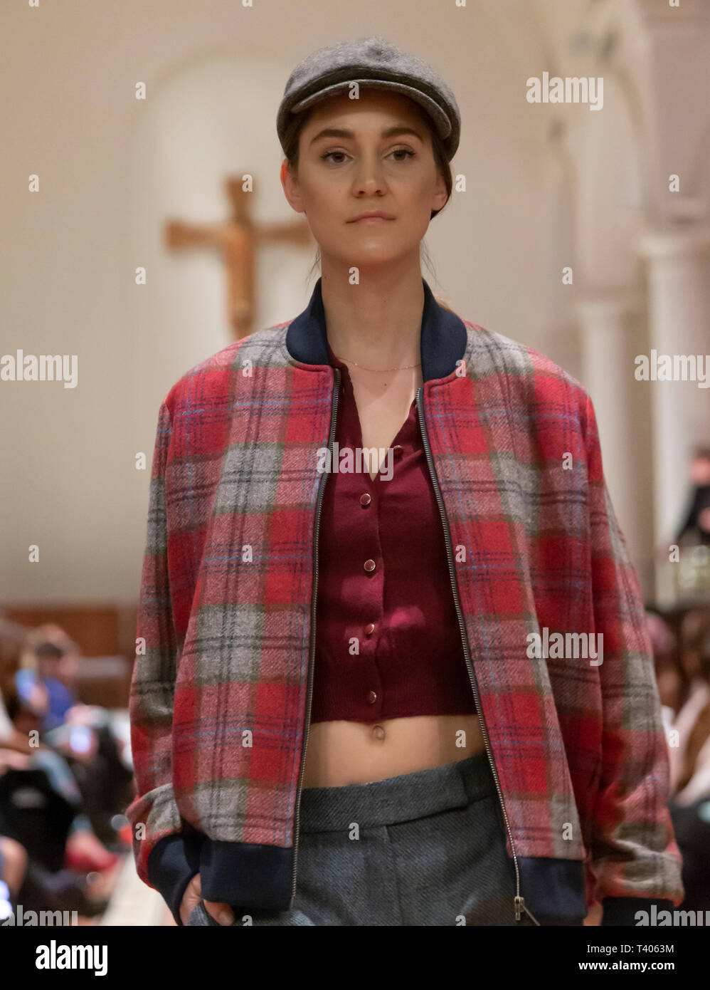 New York, NY - Aprile 5, 2019: modello indossando abiti da Walker Slater passeggiate pista per vestiti a Kilt carità fashion show 2019 edition presso la chiesa dei Santi Apostoli Foto Stock