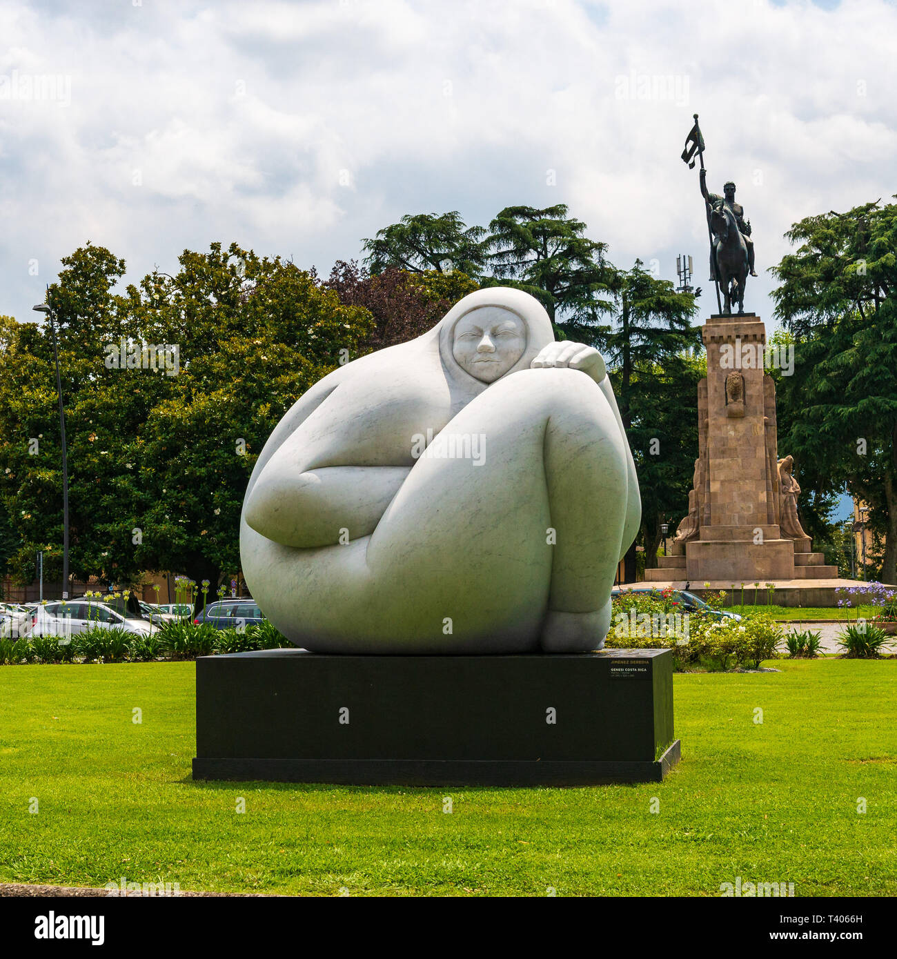 LUCCA, ITALIA / giugno 22, 2018: una statua di una donna dalla Costa Rican scultore Jorge Jiménez Deredia in mostra a Lucca, Italia Foto Stock