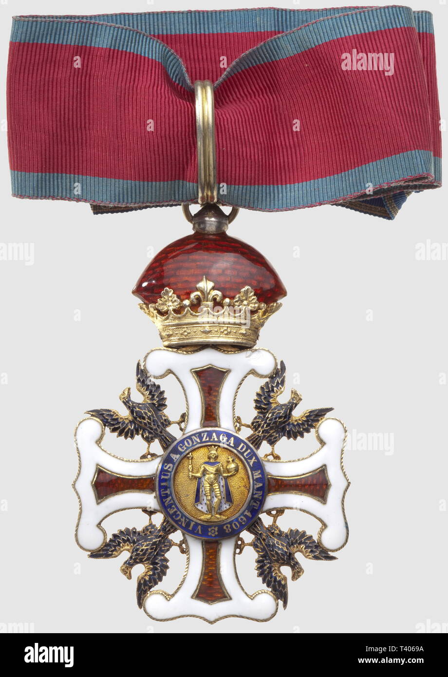 Ordre de la Rédemption, du Duché de Mantova (Mantova), croix de commandeur, en vermeil, avec escogitare "Nihil hoc recettore di Udine' (Cette tristesse est que rien n'a été recu), quelques ébréchures sur la couronne, pas de manque. Sur la croix, Onu très petit manque en superficie sur une branche, avers et revers, ruban non conforme (rouge à bord bleu qui devrait être rouge à bord blanc), dimensioni 79 x 50mm. Cet ordre éphémère est dérivé de l'Ordre de la Croix étoilée d'Autriche, qui est l'Ordre féminin autrichien fondé en 1668 par Eléonore de Gonzague, n, Additional-Rights-Clearance-Info-Not-Available Foto Stock