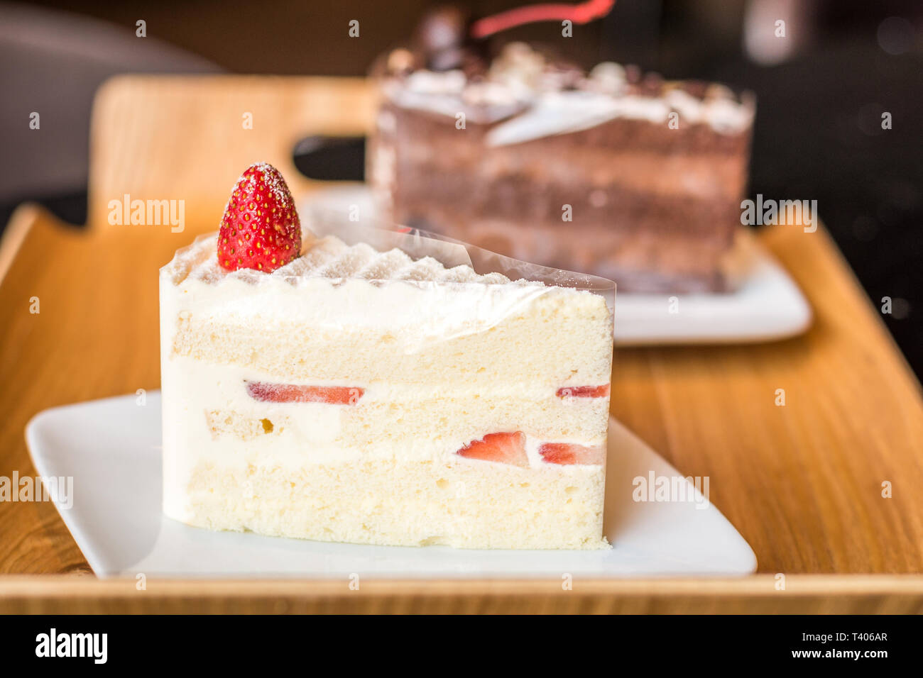 Strawberry Shortcake giapponese di panna fresca torta con fragole fresche a fette spesse e torta della Foresta Nera Foto Stock