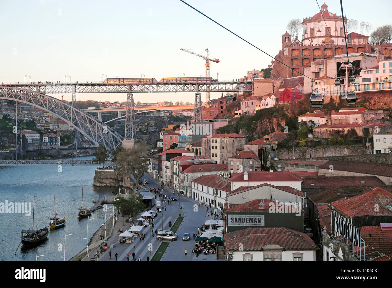 Vista del treno sul Dom Luis I ponte dalla cabinovia Teleférico Vila Nova de Gaia riverfront & Fiume Douro Porto Portogallo Europa KATHY DEWITT Foto Stock