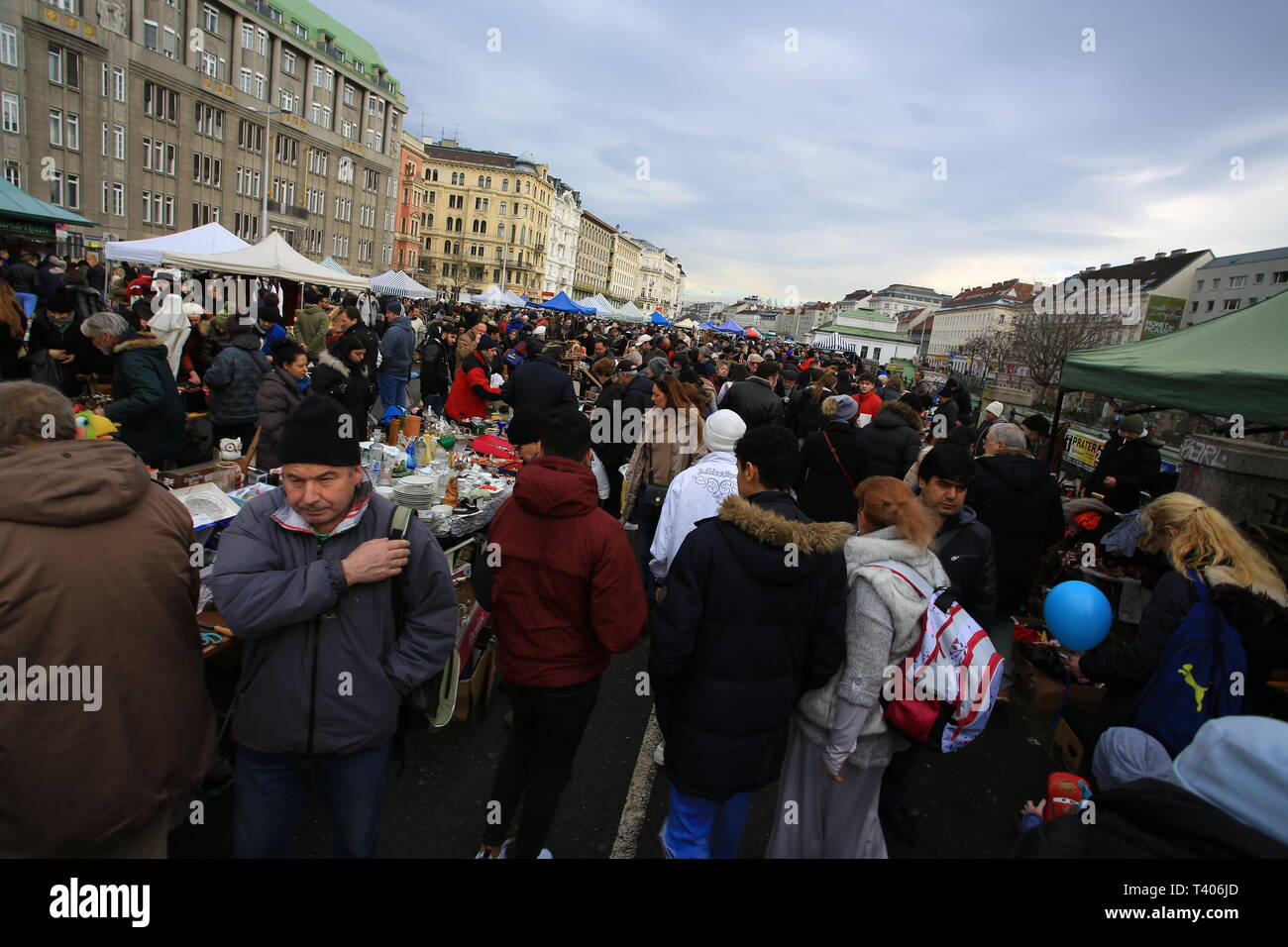 Nasschmarkt mercato delle pulci aperta il sabato e il più grande mercato delle pulci di Vienna. Foto Stock