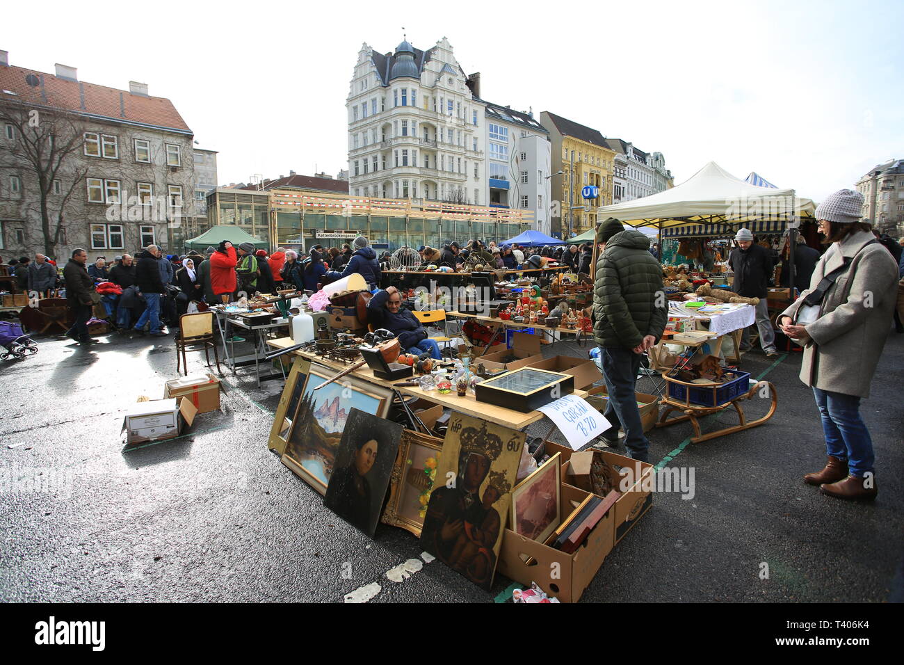 Nasschmarkt mercato delle pulci aperta il sabato e il più grande mercato delle pulci di Vienna. Foto Stock