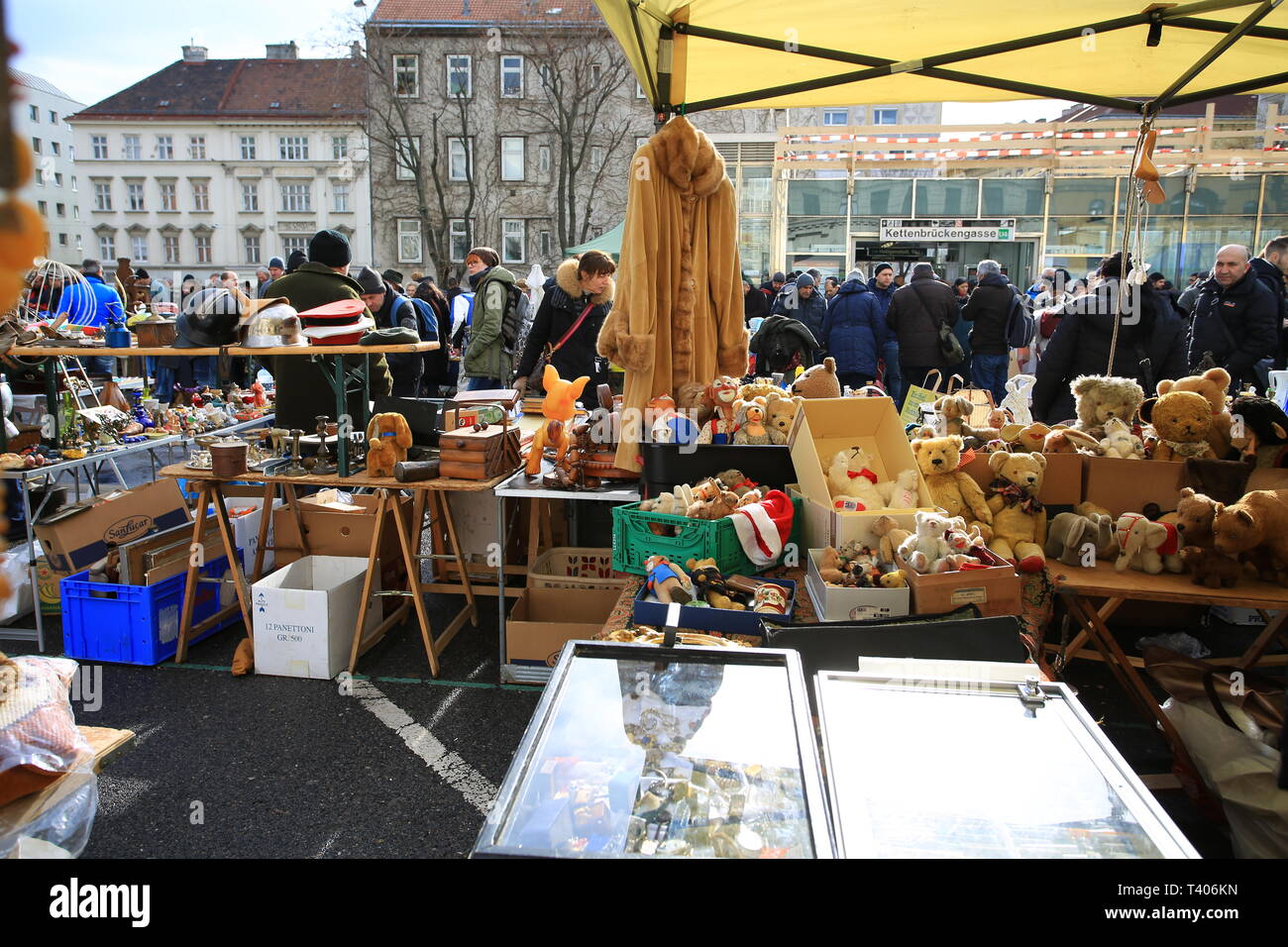 Nasschmarkt mercato delle pulci aperta il sabato e il più grande mercato delle pulci di Vienna. Foto Stock
