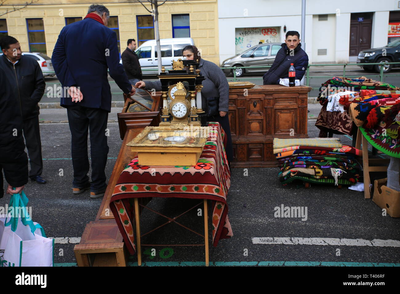 Nasschmarkt mercato delle pulci aperta il sabato e il più grande mercato delle pulci di Vienna. Foto Stock