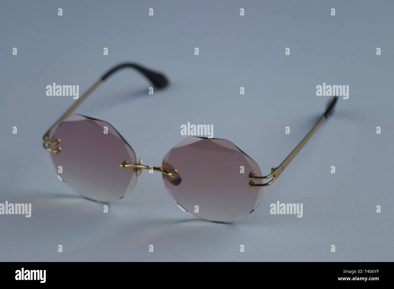 Round è stato lasciato sul terreno occhiali da sole di vetro Foto stock -  Alamy