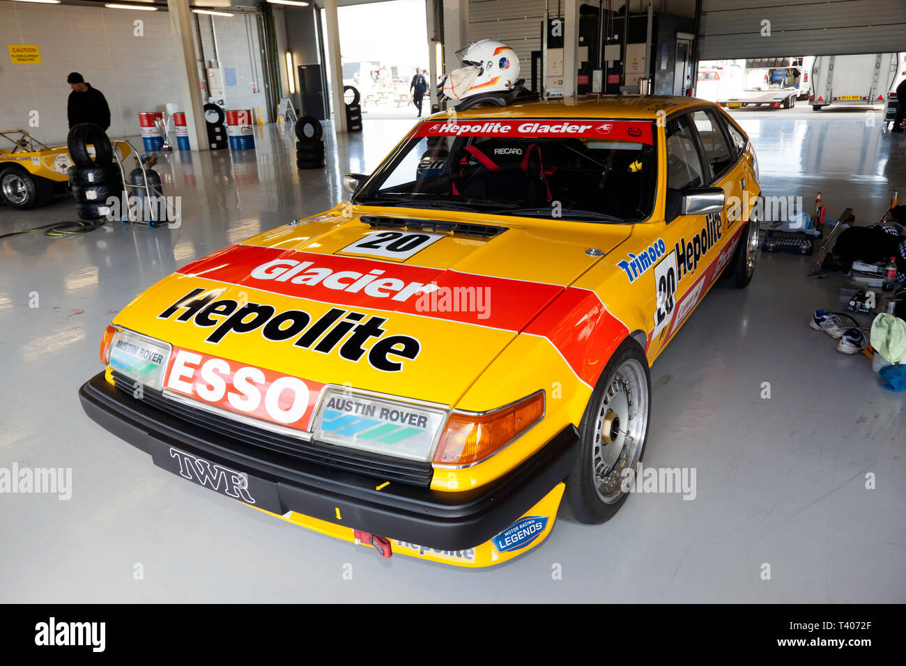 Ken Clarke's 1983 giallo e rosso Rover SD1 Vitesse Historic Touring Car, nella fossa internazionale Garage al 2019 Silverstone Classic Media Day Foto Stock