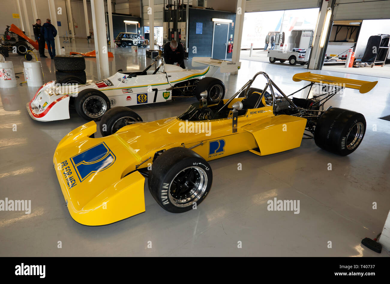 Storica Formula 2 Race Car precedentemente azionato da Reine Wisell, nella fossa internazionale Garage, durante il 2019 Silverstone Classic Media/giorno di prova Foto Stock