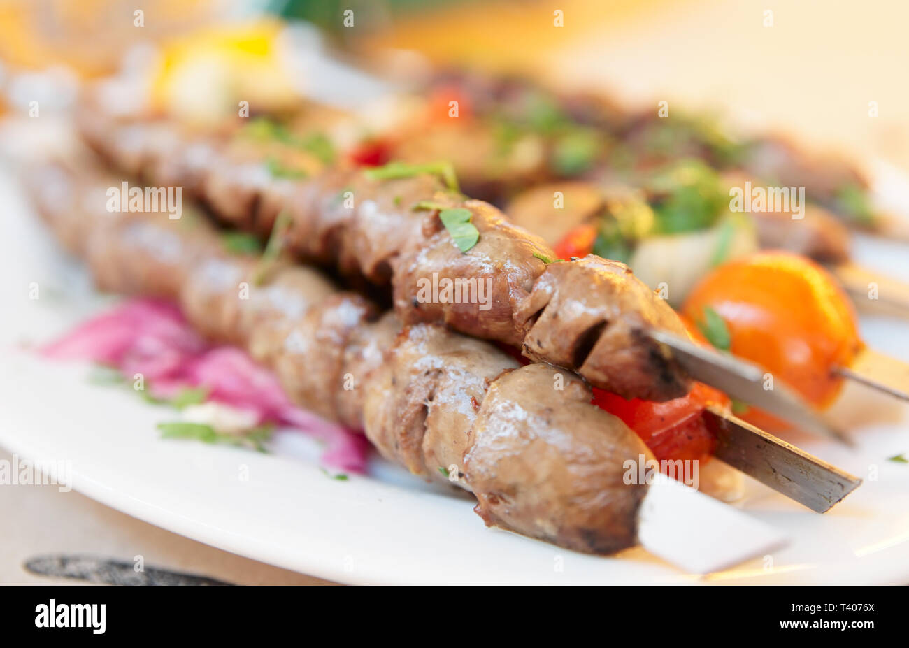 Pollo alla griglia cuori su spiedini di metallo Foto Stock