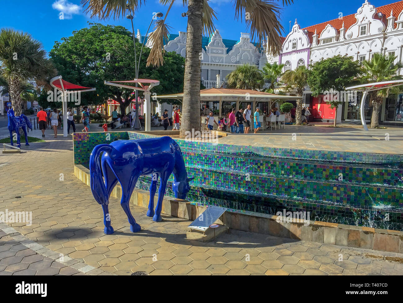 Cavallo blu scultura in Oranjestad, Aruba. Uno degli otto cavalli blu sculture. Omaggio a Paarden Baai Foto Stock