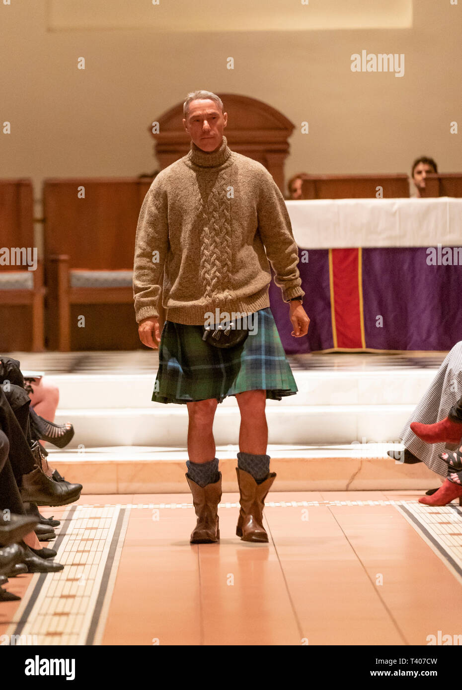 New York, NY - Aprile 5, 2019: Andrew Cullen indossando New York City 9/11 kilt in tartan passeggiate pista per vestiti a Kilt carità fashion show 2019 edition presso la chiesa dei Santi Apostoli Foto Stock